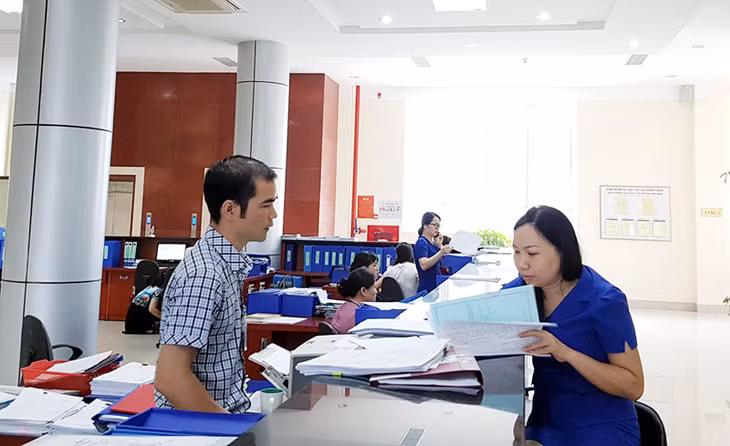 Giao dịch với khách hàng tại Kho bạc Nhà nước tỉnh.