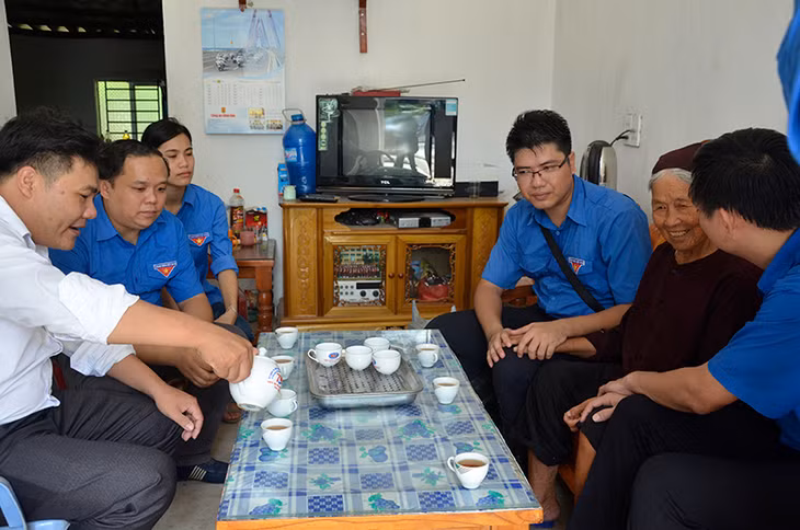 và thăm, tặng quà các gia đình có công với cách mạng. ( Trong ảnh: Thăm, tặng qua mẹ Phạm Thị Thạch, xã Tân Bình – là mẹ liệt sỹ)