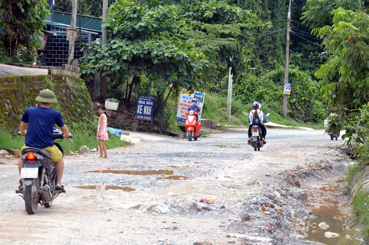 Đường 326 đoạn qua tổ 3, khu 8, thị trấn Trới (Hoành Bồ) đã bong tróc, chi chít ổ gà, ổ trâu.