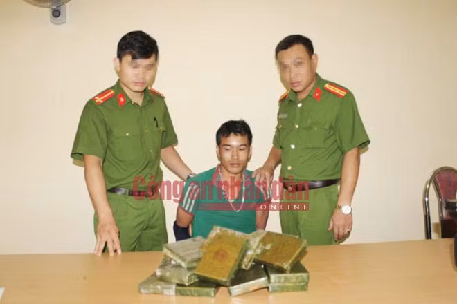 Lò Văn Đia và tang vật vụ án.