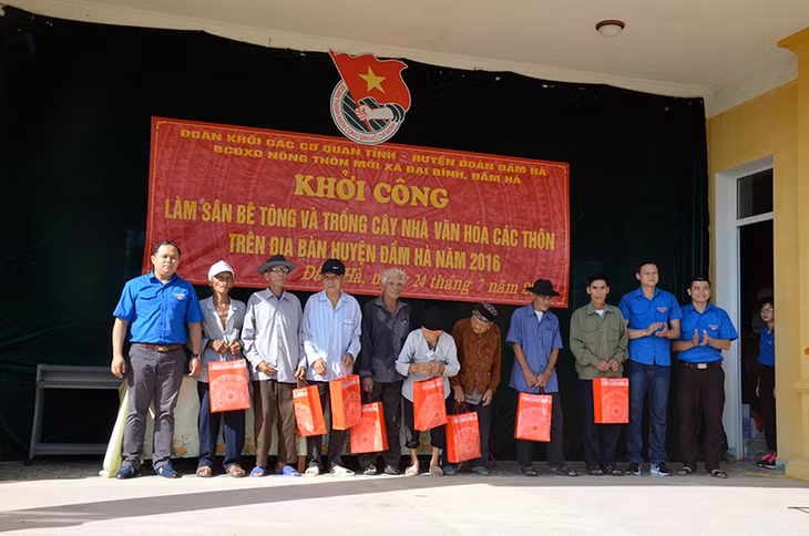 Đại diện các đơn vị trực thuộc Đoàn TN Khối các cơ quan tỉnh tặng quà cho các đối tượng người cao tuổi xã Đầm Hà.