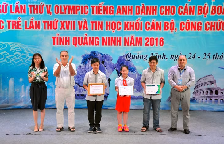 Các Trung tâm ngoại ngữ và các nhà tài trợ trao học bổng cho các thí sinh đoạt giải Nhất Hội thi