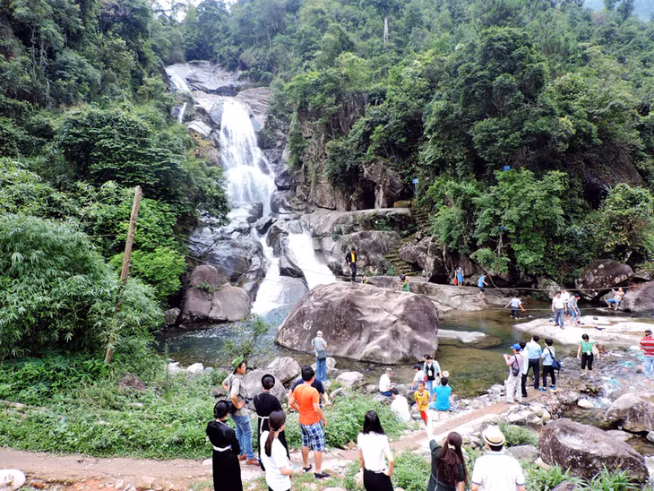 Khách du lịch tham quan thác Khe Vằn, xã Húc Động (Bình Liêu).