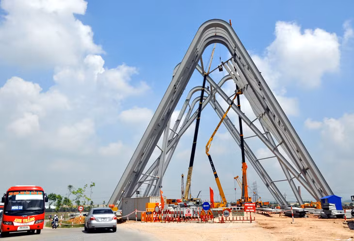 Công trình Cổng tỉnh và Khu dừng nghỉ tại xã Bình Dương do Công ty CP Tập đoàn Hoàng Hà làm chủ đầu tư, có tổng vốn 368 tỷ đồng. Hiện cổng tỉnh đã lắp dựng được 6/8 khung, dự kiến đến cuối năm nay sẽ hoàn thiện.