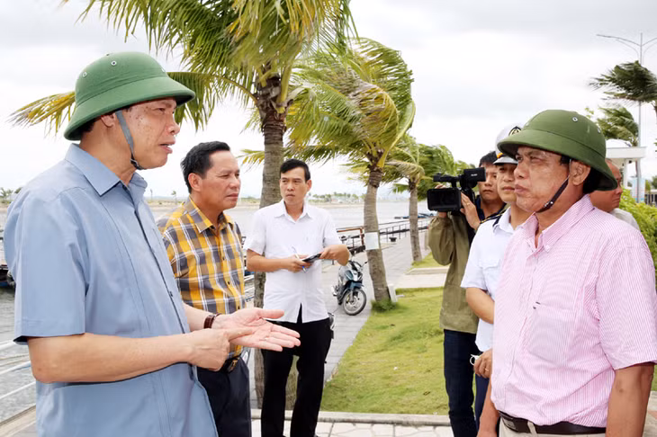 Đồng chí Nguyễn Đức Long, Phó Bí thư Tỉnh ủy, Chủ tịch UBND tỉnh kiểm tra công tác di chuyển tàu thuyền tại Cảng tàu khách Quốc tế Tuần Châu