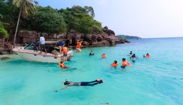  Được thả mình trong làn nước biển xanh trong như ngọc, cơ thể chúng ta sẽ được thư giãn, được mát xa, được phục hồi sau bao vất vả, mệt nhọc. 
