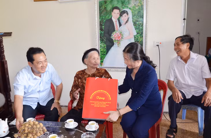 Đồng chí Đỗ Thị Hoàng, Phó Bí thư Thường trực Tỉnh ủy tặng thăm hỏi, tặng quà Mẹ VNAH Dương Thị Thích, 91 tuổi, ở thôn 5, xã Nguyễn Huệ, TX Đông Triều