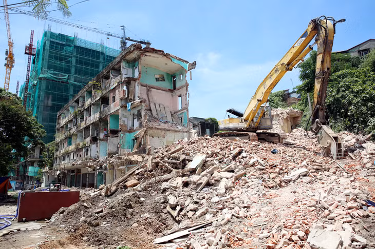Nhà thầu quyết tâm đến sáng 31-7 sẽ tháo dỡ xong lô 4, khu chung cư.