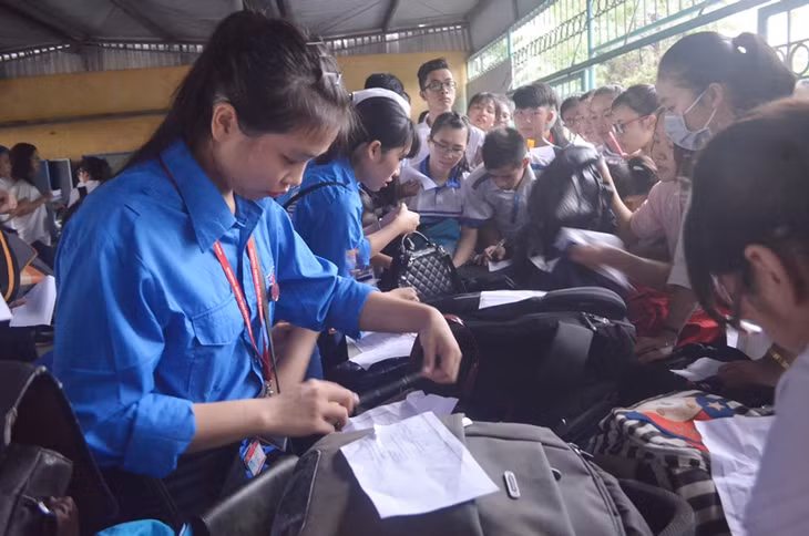 Thí sinh tại điểm thi Đại học Hạ Long gửi đồ trước khi vào phòng thi.