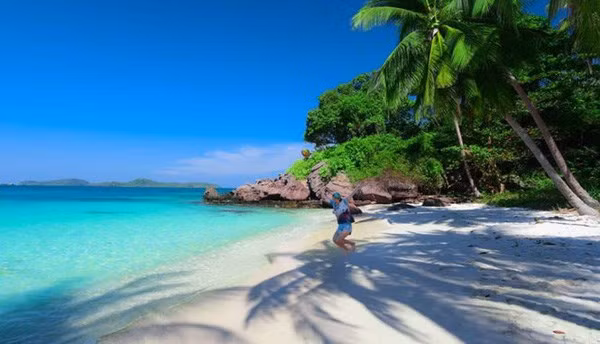 Để đi tới được thiên đường du lịch Maldives của Việt Nam, các bạn phải trải qua hành trình 30 phút bằng xuồng cao tốc hoặc ca nô từ cảng An Thới. Đập vào mắt du khách đầu tiên khi tới hòn đảo này đó là hàng dừa thẳng tưng trên bờ cát, nước biển xanh ngọc trong vắt nhìn tận đáy. 
