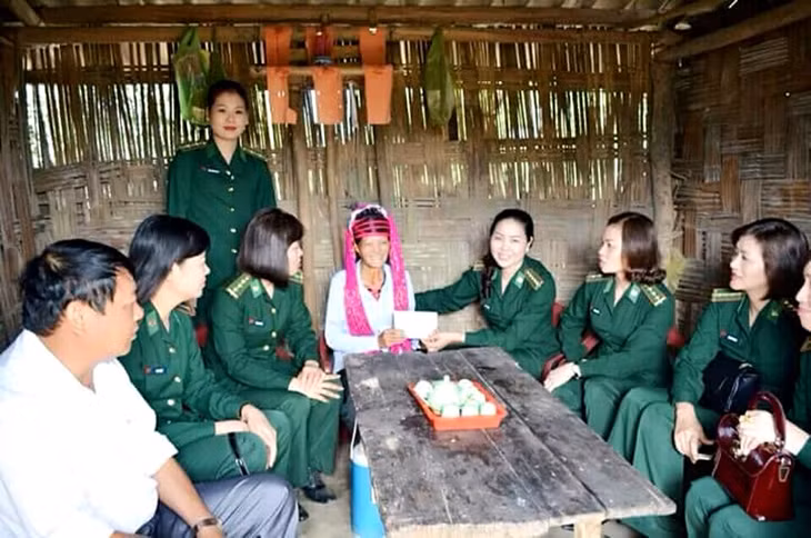 Hội Phụ nữ BĐBP tỉnh tặng quà cho gia đình phụ nữ nghèo ở bản Cấu Phùng, xã Quảng Đức (Hải Hà). (Ảnh do Hội Phụ nữ BĐBP tỉnh cung cấp)
