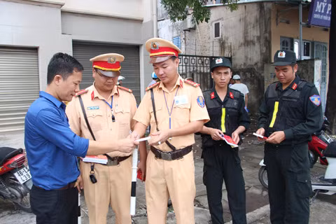 Ban ATGT phát tài liệu về Nghị định 46/2016/NĐ-CP cho lực lượng CSGT 