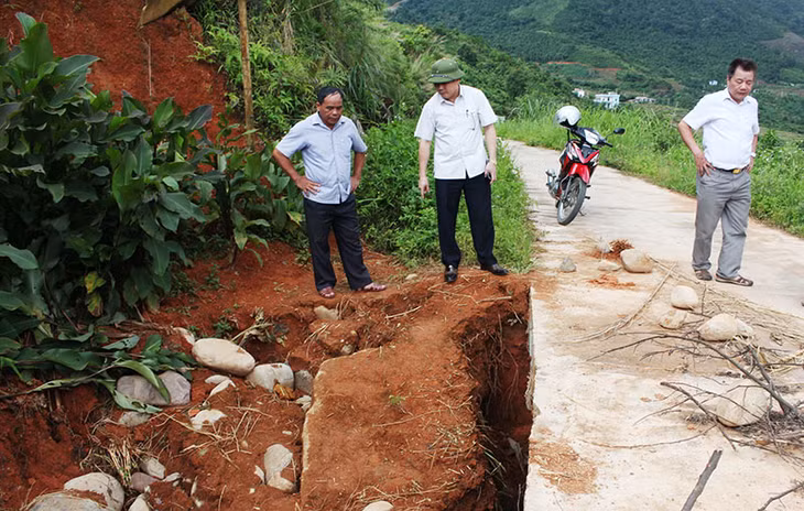 Đồng chí Đặng Bá Bắc, Chủ tịch UBND huyện Bình Liêu kiểm tra tuyến đường Lục Ngù - Sú Cáu (xã Húc Động)