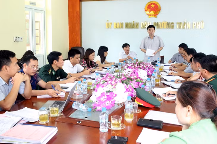 Lãnh đạo TP Móng Cái làm việc với phường Trần Phú về triển khai thực hiện nhiệm vụ 6 tháng cuối năm và các nội dung liên quan đến thực hiện Đề án 25. Ảnh: Vi Thu