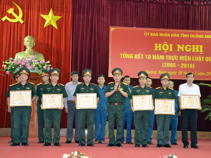 Các cá nhân có thành tích xuất sắc trong công tác triển khai thực hiện Luật Quốc phòng (2005-2016) được nhận Bằng khen của UBND tỉnh 