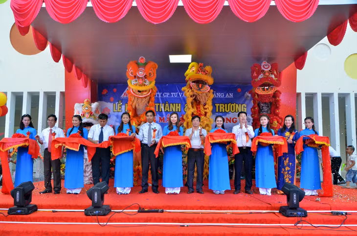 Các đại biểu cắt băng khánh thành Trường mầm non Ka Long