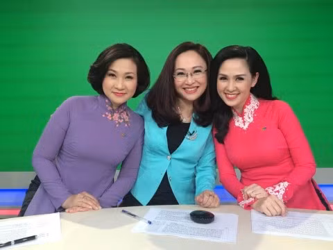 Thúy Hằng (ngoài cùng bên phải) và các BTV của ban thời sự VTV