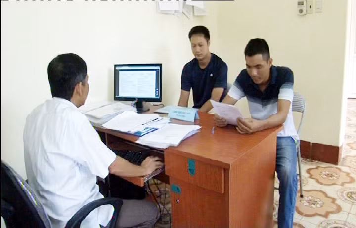 Công dân đến Trung tâm Hành chính công huyện Đầm Hà được giải quyết công việc nhanh chóng, thuận tiện.