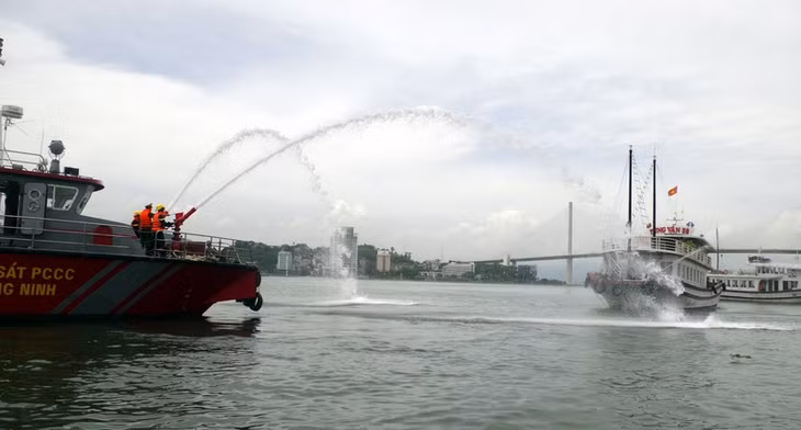 Cảnh sát PCCC tỉnh thực tập phương án chữa cháy tàu du lịch trên Vịnh Hạ Long. Ảnh Tuấn Hương