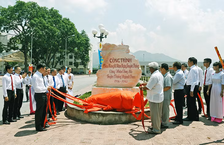 Các đồng chí lãnh đạo TKV, Công ty Than Mạo Khê và khách mời cắt băng khánh thành công trình.