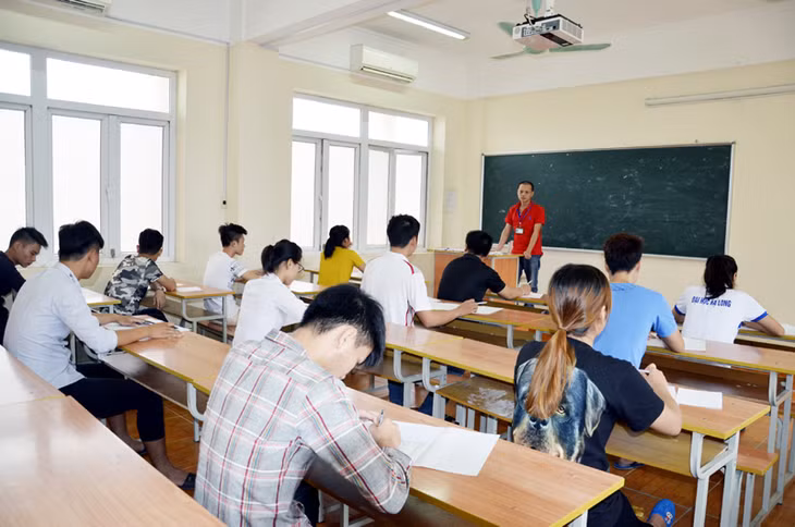Một giờ thi của lớp Trung cấp nghề du lịch tại Trường Đại học Hạ Long.
