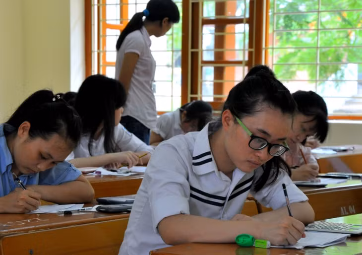 Các thí sinh tham gia kỳ thi THPT Quốc gia năm 2016 tại điểm thi trường Đại học Hạ Long.