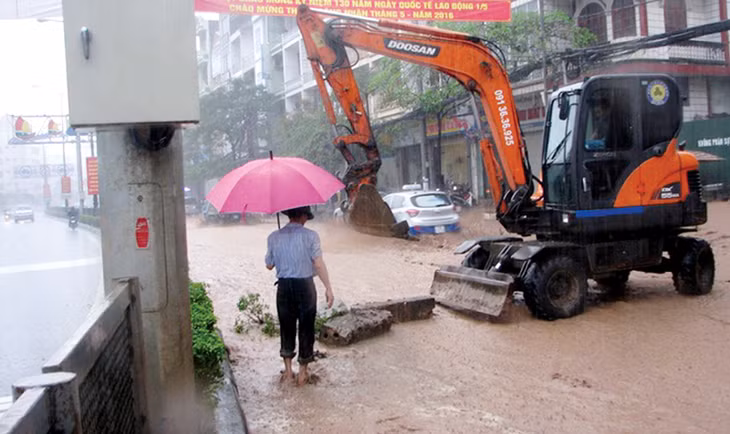 Quốc lộ18 đoạn qua phường Hồng Hải (TP Hạ Long) bị ngập, một đoạn dải phân cách phải phá bỏ để khơi thông dòng chảy, sau trận mưa ngày 5-7-2016.