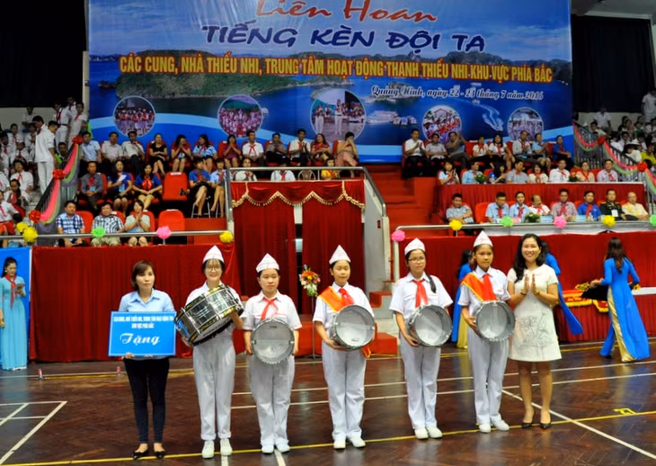 Đại diện CLB các tặng quà cho Liên đội Trường Cái Chiên