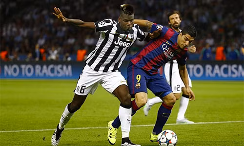 Pogba (trái) có thể lập kỷ lục mới về giá chuyển nhượng, nếu rời Juventus gia nhập Man Utd trong hè này. Ảnh: Reuters.