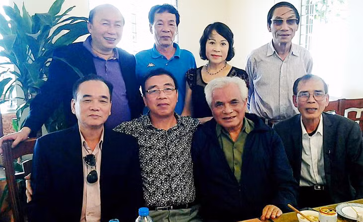 Nhạc sĩ Bùi Đức Huyên (hàng ngồi, thứ hai, phải sang) và các bạn hữu ở Hạ Long.