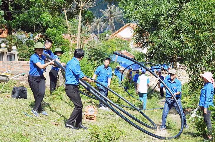 ĐVTN Bộ Xây dựng, Công ty Than Cọc Sáu - TKV, Công ty Cấp nước Quảng Ninh, Trường Đại học Công nghiệp Quảng Ninh tham gia thi công công trình dẫn nước sạch ở thôn Nà Sắn, xã Bản Sen, ngày 23-7-2016. Ảnh: Nguyễn Chiến