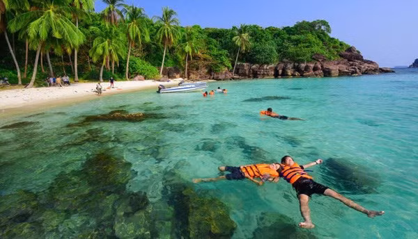  Do là một hòn đảo còn hoang sơ nên không có bất cứ nhà hàng hay khách sạn nào trên hòn Móng Tay. Và nếu xác định khám phá hòn đảo hoang này để trải nghiệm thì các bạn nên chuẩn bị sẵn đồ ăn, nước uống và lều trại. 
