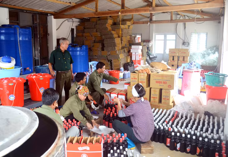 Cơ sở sản xuất nước mắm của ông Phạm Trung Hình (người đứng) hàng năm sản xuất được khoảng 40.000 lít nước mắm.