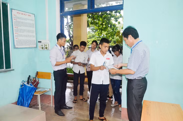 Gọi thi sinh vào phòng thi tại Điểm thi Trường THPT Tiên Yên.
