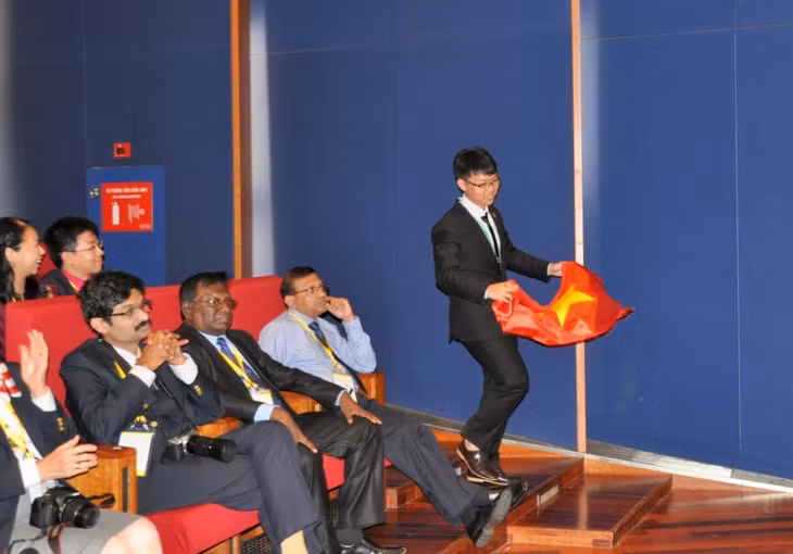 Giây phút vỡ òa hạnh phúc khi cái tên Nguyễn Ngọc Minh Hải được xướng lên nhận huy chương. Em không quên mang theo quốc kỳ Việt Nam bên mình.