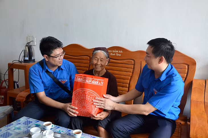 Lãnh đạo Tỉnh đoàn và Đoàn TN Khối các cơ quan tỉnh tặng quà mẹ Phạm Thị Thạch là mẹ liệt sỹ, xã Tân Bình, huyện Đầm Hà.