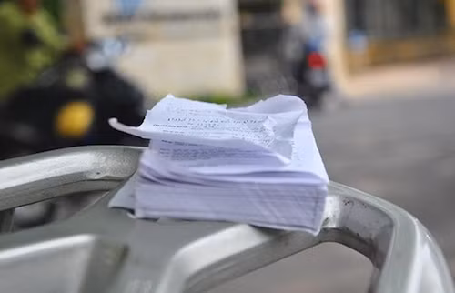 Mang tài liệu vào phòng thi là điều bị nghiêm cấm, khi bị phát hiện, kể cả thí sinh chưa sử dụng vẫn bị đình chỉ thi.