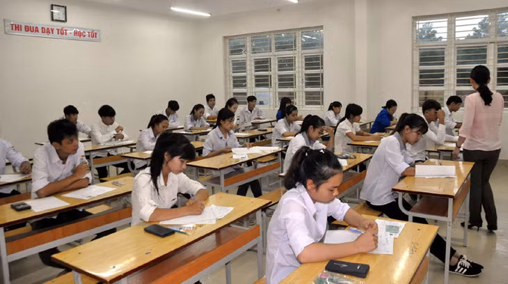 các thí sinh tại điểm thi tốt nghiệp THPT tại điểm thi Trường THPT Đầm Hà chuẩn bị bước vào môn thi đầu tiên