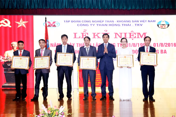 Đồng chí Vũ Văn Diện, Phó Chủ tịch UBND tỉnh tặng Bằng khen của UBND tỉnh cho các tập thể và cá nhân đã có thành tích xuất sắc đóng góp cho sự nghiệp phát triển của Than Hồng Thái.