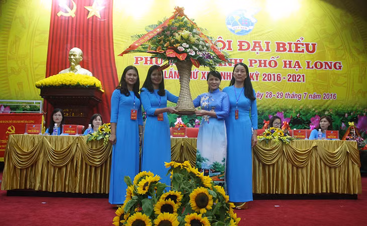 Đồng chí Nguyễn Thị Vinh, Chủ tịch Hội LHPN tỉnh tặng hoa chức mừng đại hội.