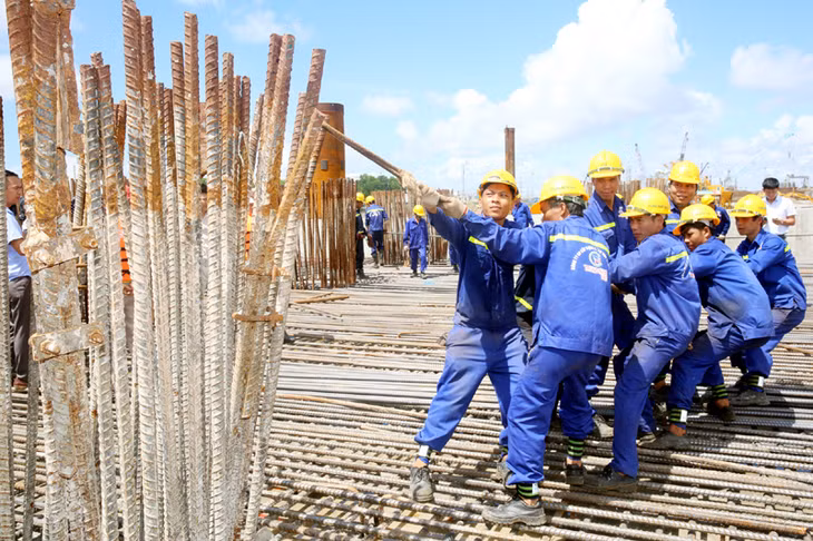 Dự án cầu Bạch Đằng đang được nhà thầu huy động máy móc, nhân lực đẩy nhanh tiến độ thi công. Ảnh: Đỗ Phương