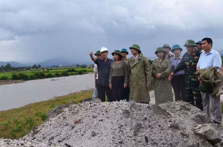 Phó Chủ tịch UBND tỉnh Vũ Thị Thu Thủy biểu dương tinh thần chủ động của xã Điền Công 