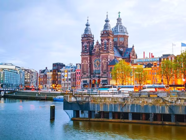 Nằm bên dòng sông Amstel thơ mộng, Amsterdam thu hút khách du lịch bởi vẻ đẹp cổ điển và lãng mạn.