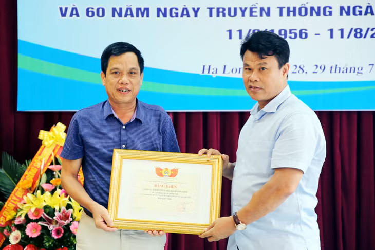 Ông Đỗ Nga Việt (bên phải) Chủ tịch Công đoàn Bộ GT-VT trao giải nhất toàn đoàn cho đại diện Cơ quan Cảng vụ đường thủy nội địa Quảng Ninh.