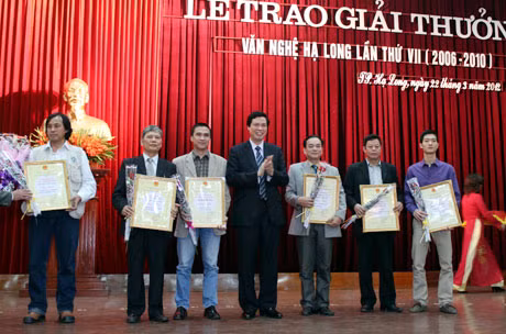 Đồng chí Nguyễn Đức Long, Phó Bí thư Tỉnh ủy, Chủ tịch HĐND tỉnh trao giấy chứng nhận và hoa cho các tác giả đoạt giải nhất.