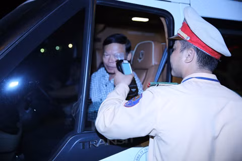 Lực lượng CSGT Đội 1-18 kiểm tra nồng độ cồn người điều khiển phương tiện tham gia giao thông 