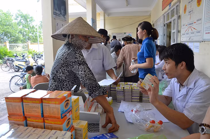  Nằm trong chương trình tình nguyện, một nhóm các ĐVTN là y, bác sỹ thuộc Sở Y tế triển khai khám, chữa bệnh, phát thuốc miễn phí cho đối tượng các gia đình chính sách 2 xã Đại Bình, Đầm Hà.