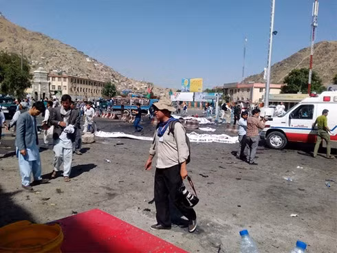 Hiện trường vụ đánh bom làm hơn 80 người chết ở Afghanistan (Ảnh: Twitter)