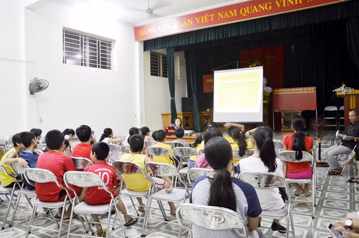 Một buổi sinh hoạt hè của các em học sinh khu 1A, phường Hồng Hải, TP Hạ Long.