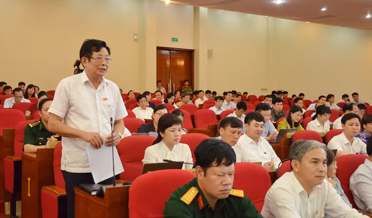 Đồng chí Triệu Đức Hương, Chủ tịch UBND huyện Hoành Bồ, phát biểu giải trình, làm rõ những nội dung liên quan đến địa phương trong phiên chất vấn và trả lời chất vấn tại kỳ họp thứ 2, HĐND tỉnh khóa XIII